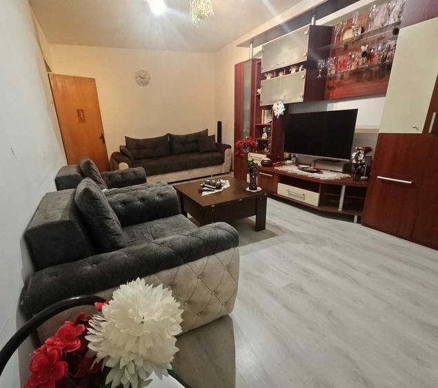 Apartament cu 3 camere decomandat în Giurgiului