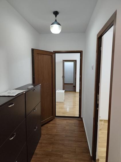 Apartament cu 4 camere semidecomandat în Central