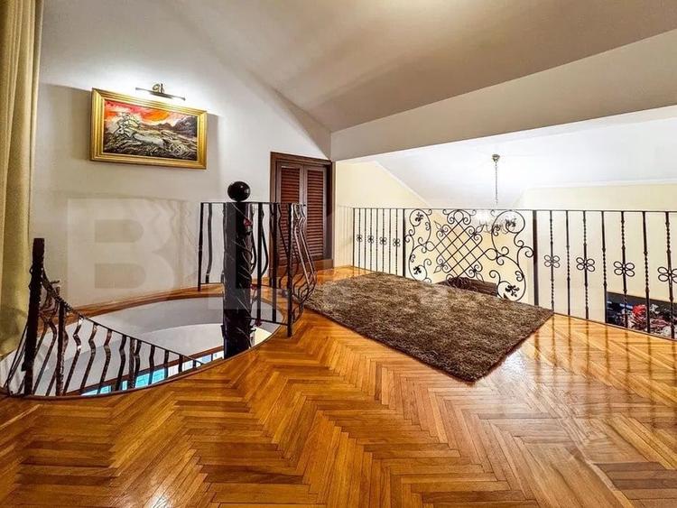 Apartament cu 4 camere semidecomandat, mobilat în Podul de Fier