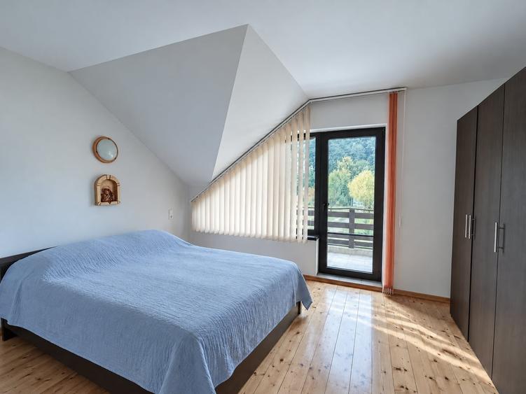 Casă individuală cu 4 camere cu Teren 2000 Mp în Vulcan