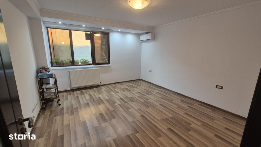 Apartament cu 5 camere decomandat în Grivița