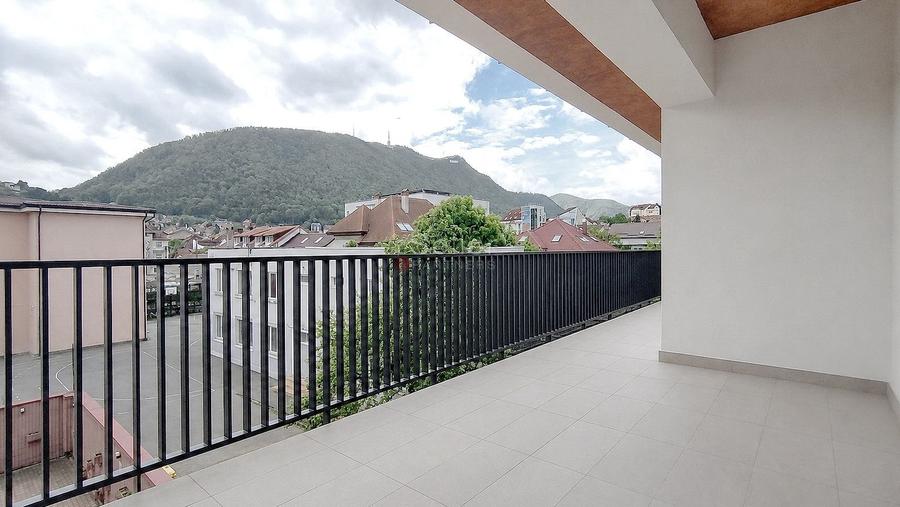 Apartament cu 3 camere semidecomandat, mobilat în Brașovul Vechi