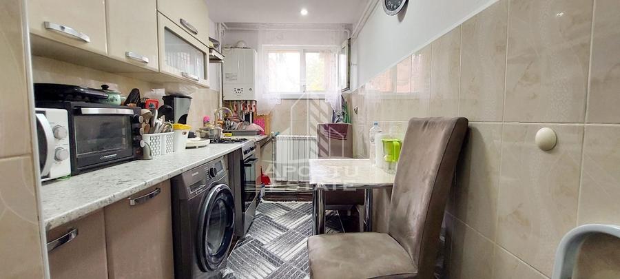 Apartament cu 3 camere semidecomandat, mobilat în Micro 4
