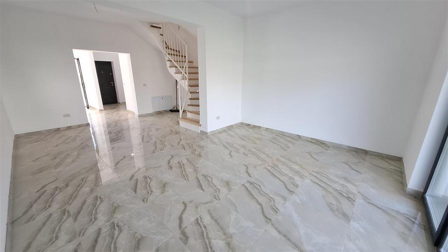 Duplex cu 3 camere cu Canalizare în Valea Lupului
