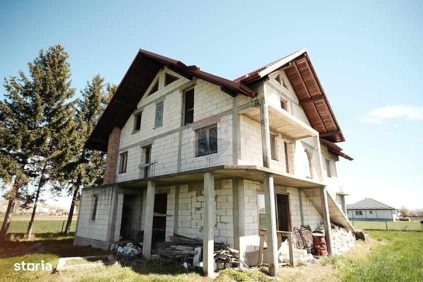 Casă cu 4 camere cu Teren 1674 Mp în Frătăuții Vechi