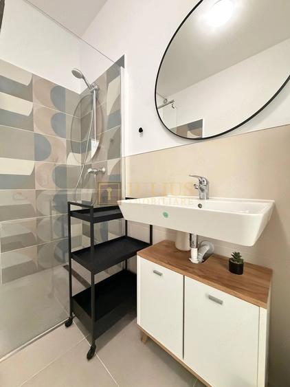 Apartament cu 6 camere decomandat în Central