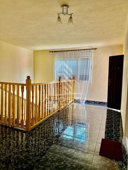 Casă individuală cu 7 camere cu Canalizare în Central