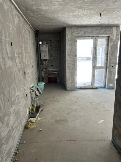 Apartament cu 4 camere semidecomandat în Florești