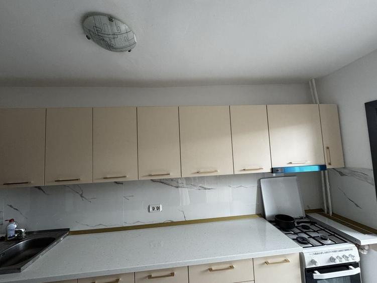 Apartament cu 3 camere decomandat, mobilat în Central