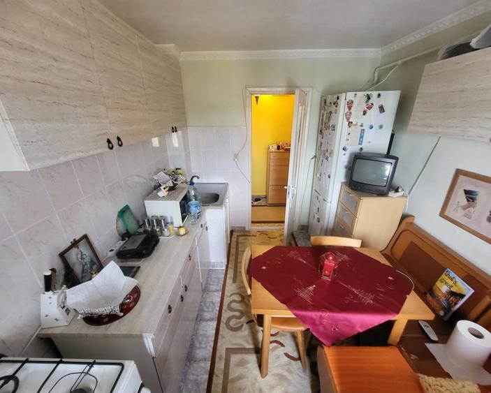 Apartament cu 3 camere decomandat, mobilat în Mioriței