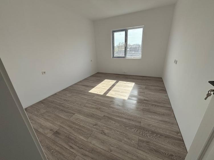 Duplex cu 3 camere cu Canalizare în Est