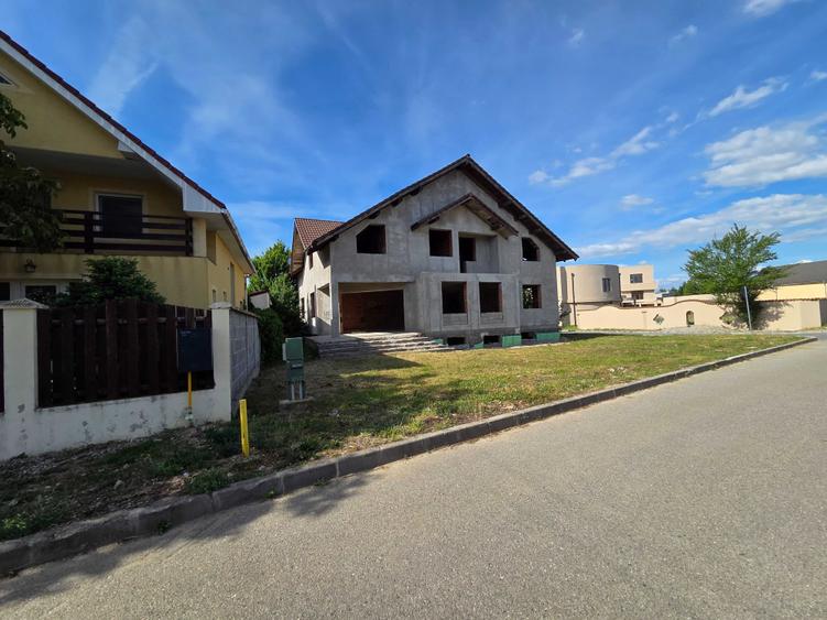 Casă cu 4 camere în Sânmartin