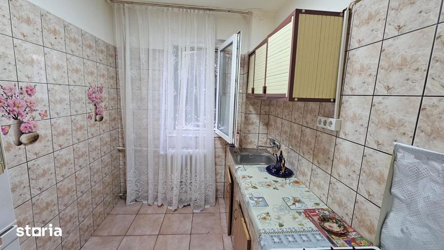 Apartament cu 2 camere semidecomandat în Craiovița Nouă