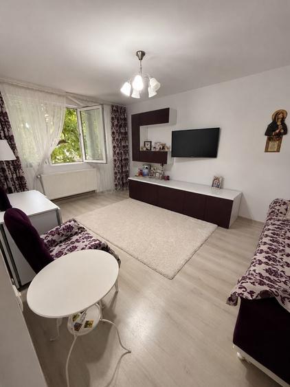 Apartament cu 3 camere decomandat în Runcu