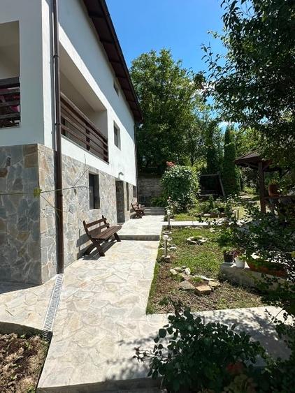Casă individuală cu 5 camere cu Canalizare în Bozioru