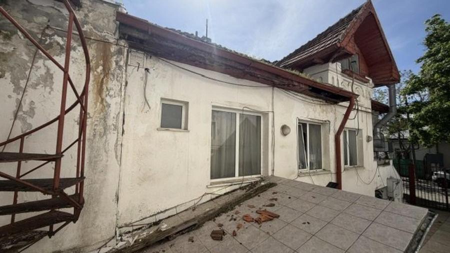 Casă individuală cu 15 camere cu Teren 540 Mp în Central