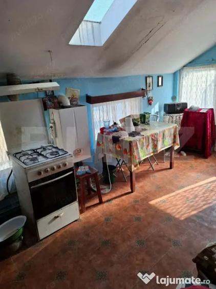 Casa de vanzare in Lipane?ti teren 900 mp, 4 camere - 12