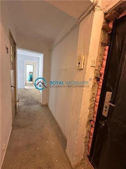Apartament cu 3 camere semidecomandat în Vest