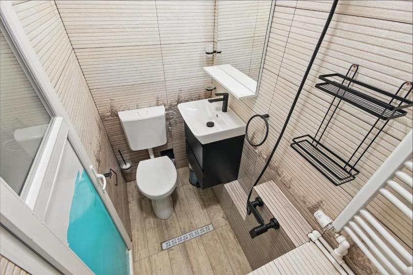 Casă individuală cu 12 camere cu Teren 107 Mp în Victoriei