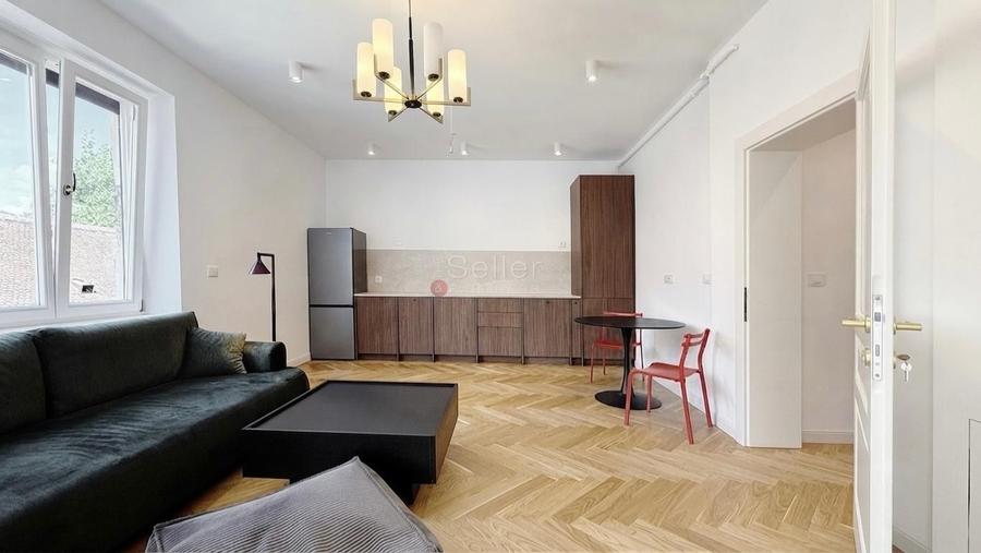 Apartament cu 3 camere semidecomandat, mobilat în Central