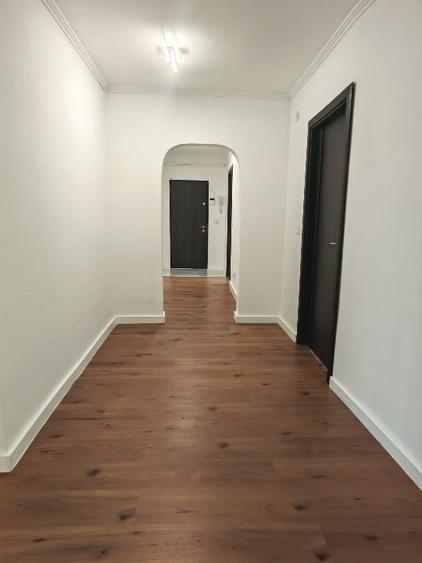 Apartament cu 4 camere decomandat în P-ța Muncii