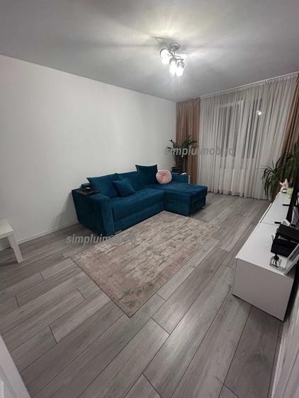Apartament cu 3 camere decomandat, mobilat în Titan