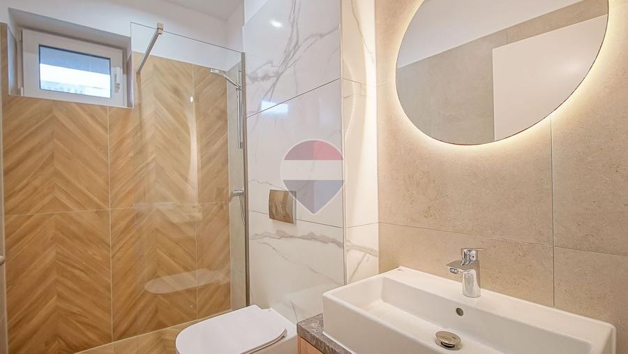 Apartament cu 3 camere decomandat în Tractorul