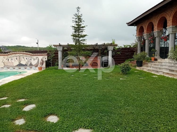 Casă individuală cu 8 camere cu Teren 1950 Mp în Corbeanca