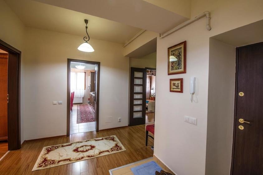 Apartament cu 3 camere decomandat, mobilat în Central