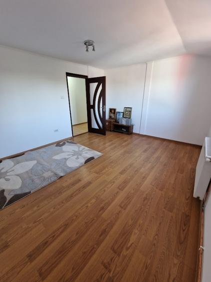 Casă individuală cu 8 camere cu Canalizare în Fratelia