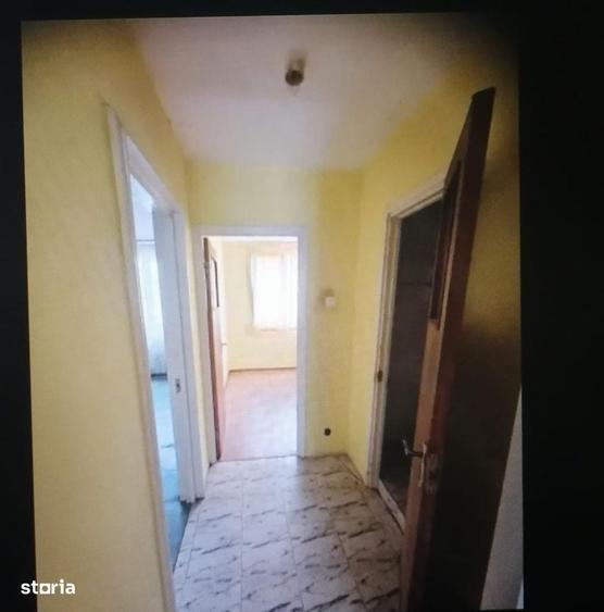 Apartament cu 3 camere semidecomandat în Titan