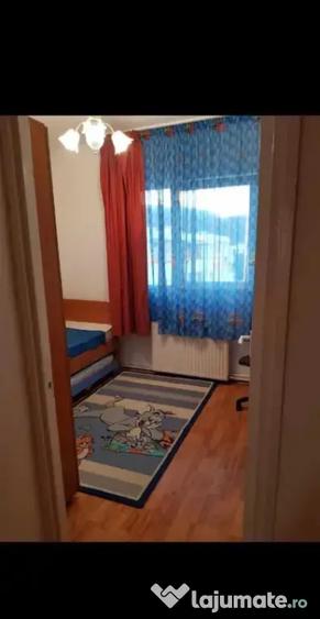 Apartament cu 3 camere decomandat, mobilat în Calea București