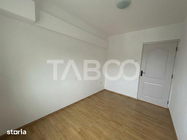 Apartament cu 3 camere decomandat, mobilat în Valea Aurie