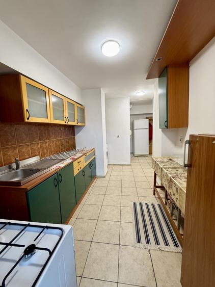 Apartament cu 3 camere decomandat, mobilat în P-ța Victoriei