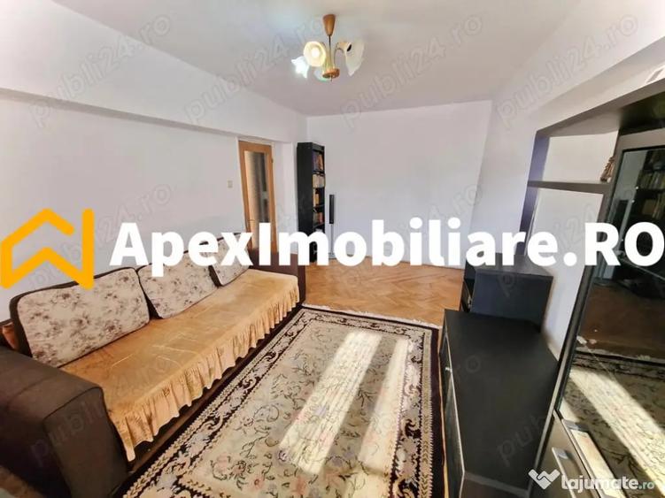 Apartament cu 3 camere semidecomandat, mobilat în Central