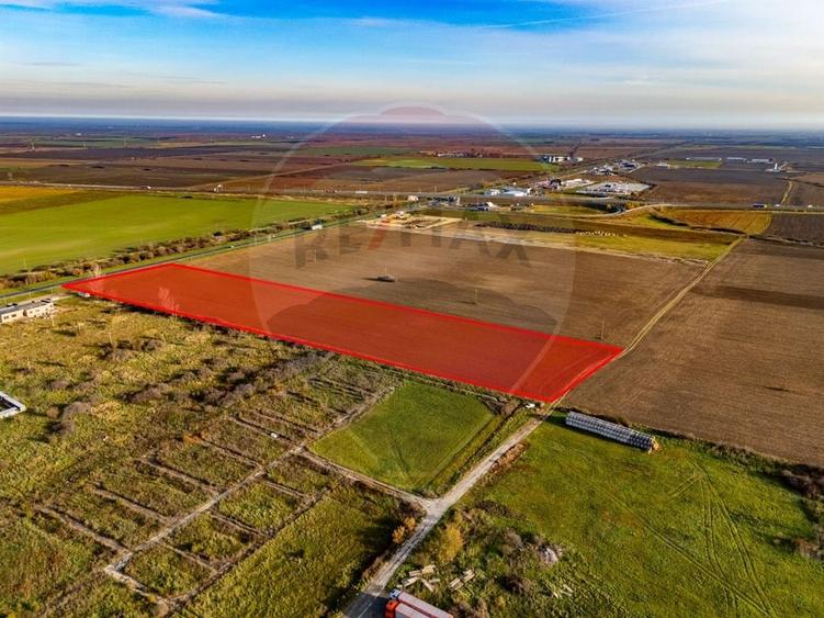 Teren Construcții intravilan de 29220 mp, în Est