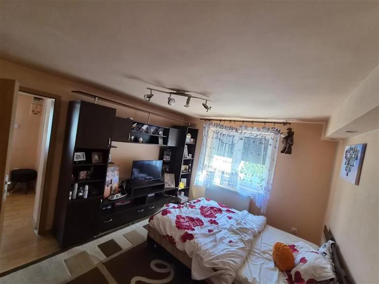 Casă individuală cu 5 camere cu Canalizare în 6 Vânători