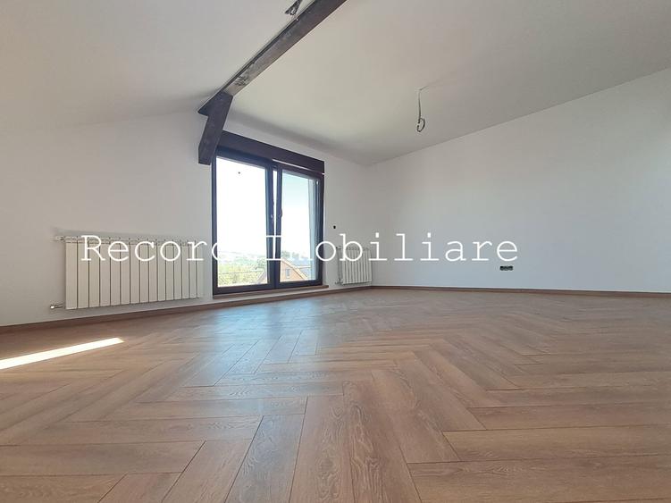 Duplex cu 6 camere cu Canalizare în Gruia