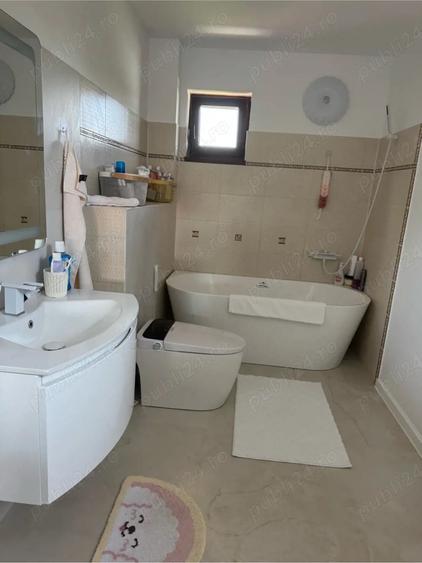 Casă cu 5 camere cu Teren 750 Mp în 1 Decembrie