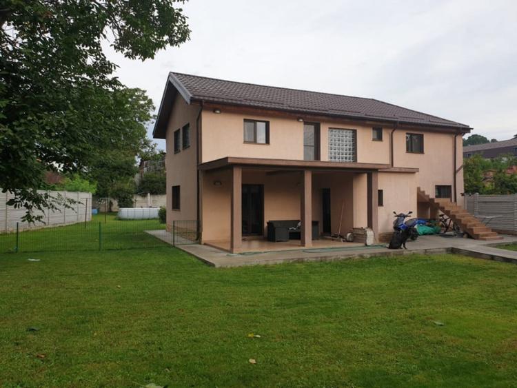 Casă cu 5 camere cu Teren 950 Mp în Central