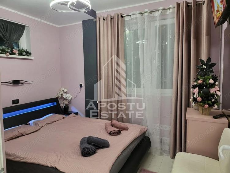 Apartament cu 3 camere semidecomandat în Zăvoi