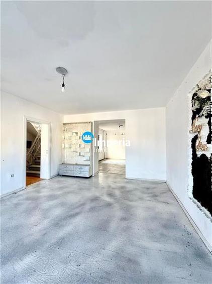Casă individuală cu 9 camere cu Canalizare în Centru Civic