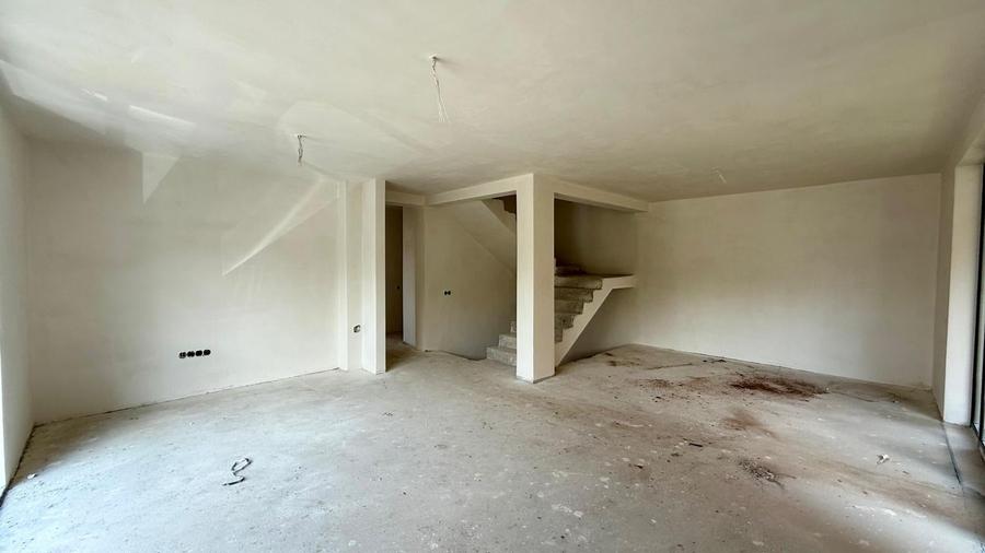 Duplex cu 5 camere cu Canalizare în Florești