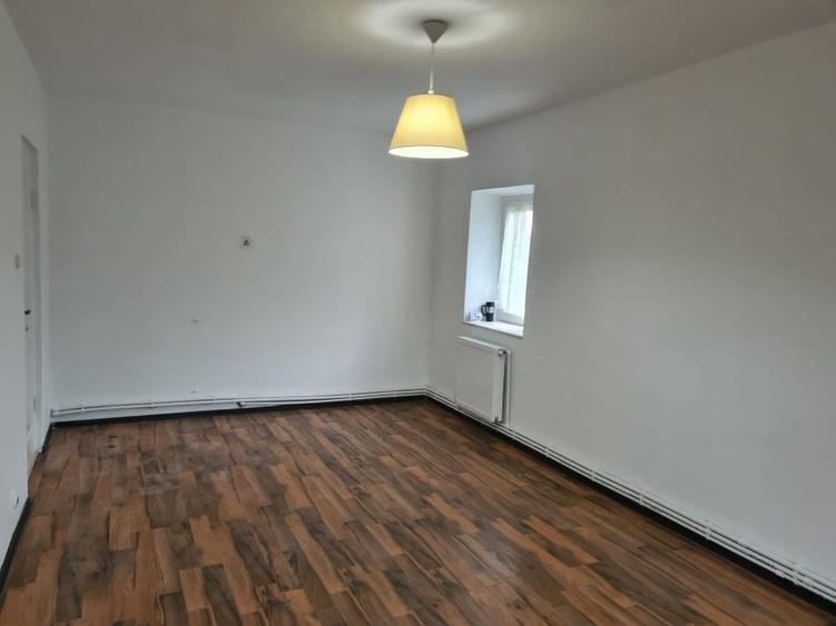 Apartament cu 3 camere decomandat în Șcheia