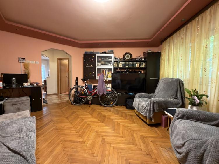 Apartament cu 3 camere semidecomandat, mobilat în Soarelui