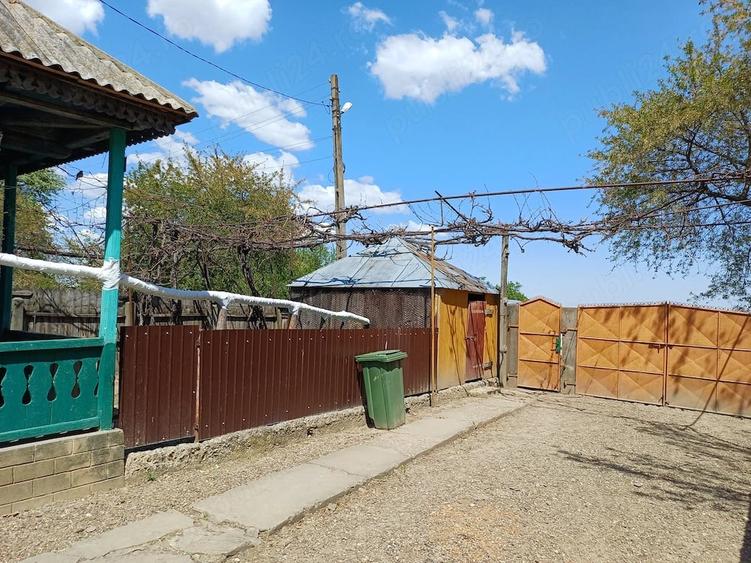 Casă cu Teren 12200 Mp în Cârlig