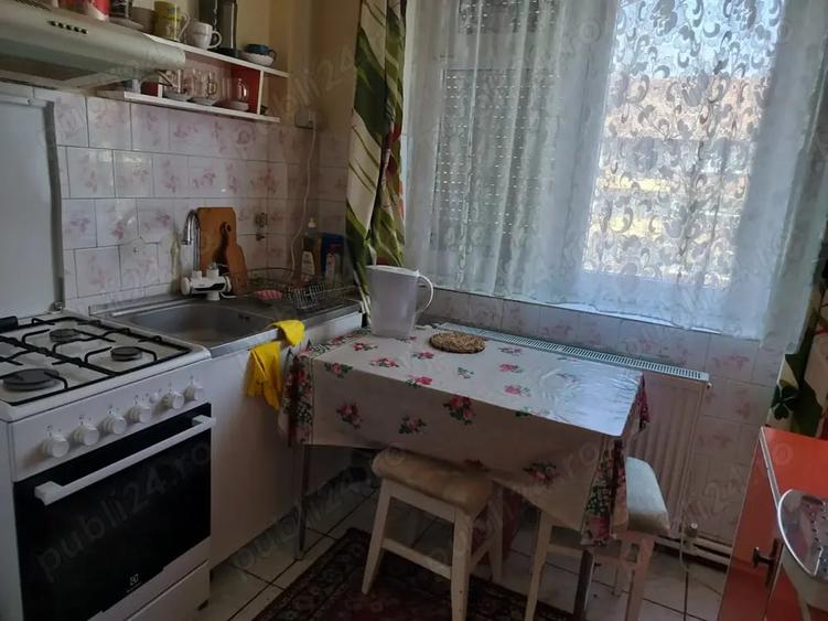 Apartament cu 3 camere semidecomandat în Brad