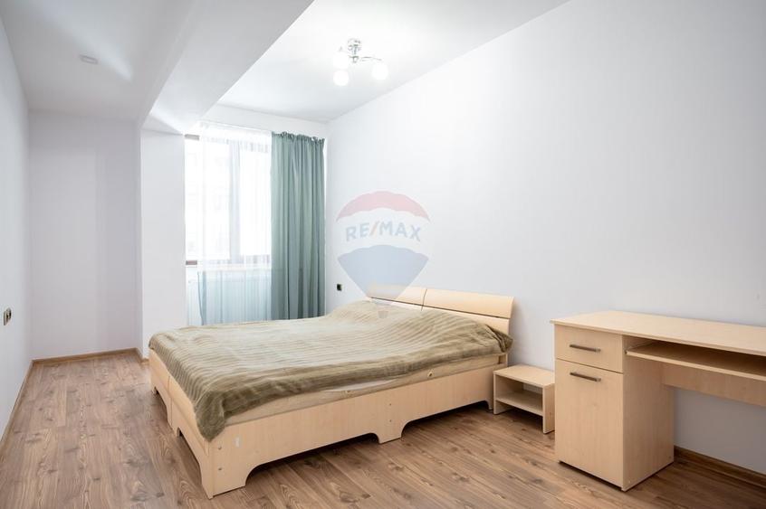 Apartament cu 3 camere decomandat, mobilat în Tractorul