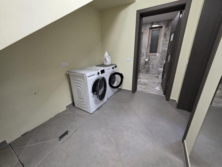 Duplex cu 4 camere cu Canalizare în Bucium