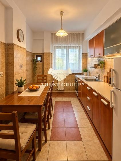 Apartament cu 3 camere semidecomandat în P-ța Victoriei